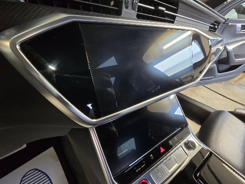 Écrans de la console centrale d'une Audi RS6 nettoyés, sans traces ni poussière
