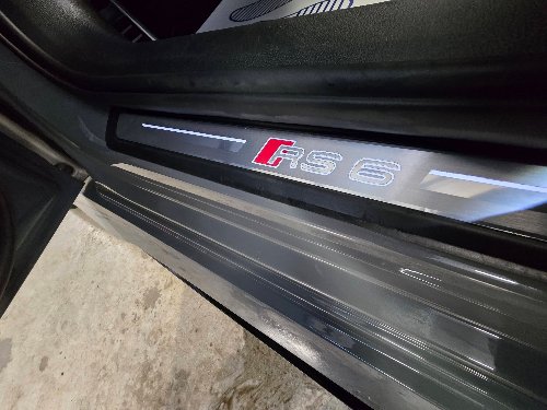 Seuil de porte éclairé RS6 d'une Audi après nettoyage des seuils