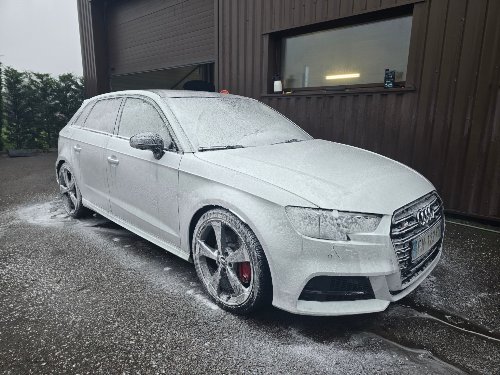 Audi S3 blanche entièrement couverte de mousse active avant le lavage manuel