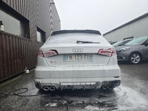 Arrière d'une Audi S3 sous la mousse active, avant rinçage