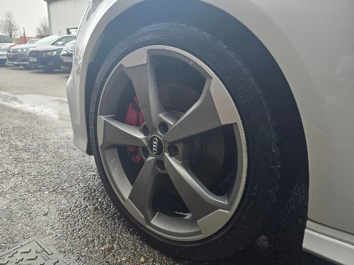 Jante d'une Audi S3 nettoyée : rayons et étrier rouge dégagés de toute salissure
