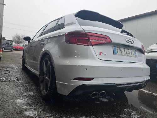 Trois-quarts arrière d'une Audi S3 blanche après nettoyage complet