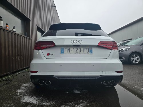Arrière d'une Audi S3 blanche propre, double sortie d'échappement et diffuseur