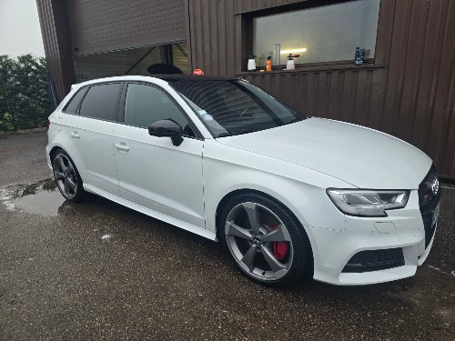 Audi S3 blanche après nettoyage intérieur et extérieur, prête à être rendue