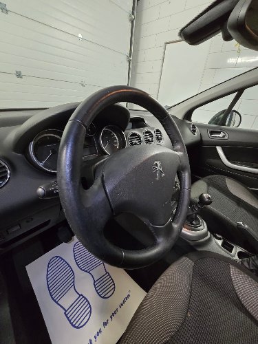 Volant et compteurs d'une Peugeot 308 nettoyés et dépoussiérés