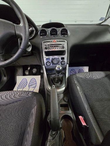 Console centrale et levier de vitesses d'une Peugeot 308 après nettoyage des plastiques
