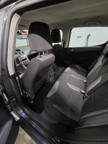Sièges avant en tissu d'une Peugeot 308 après aspiration et shampoing