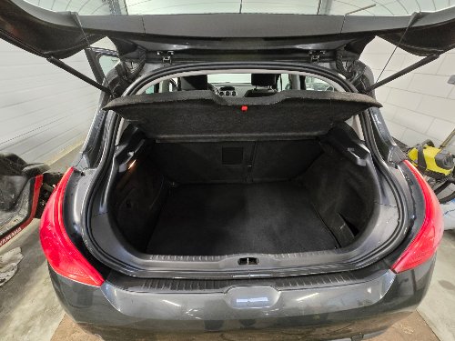 Coffre vidé et aspiré d'une Peugeot 308