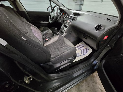 Intérieur d'une Peugeot 308 vu côté passager après remise au propre