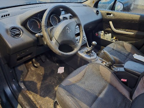 Intérieur d'une Peugeot 308 avant nettoyage : plastiques et moquettes encrassés