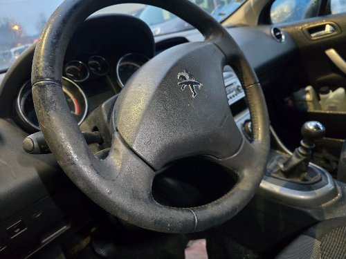 Volant et planche de bord d'une Peugeot 308 avant dépoussiérage