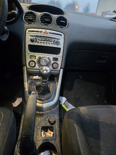 Console centrale et porte-gobelets d'une Peugeot 308 encrassés avant intervention