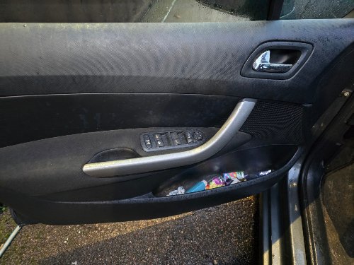 Vide-poche de portière d'une Peugeot 308 rempli de détritus avant nettoyage