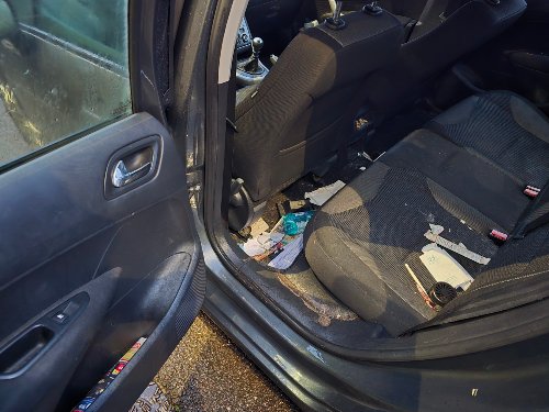 Places arrière d'une Peugeot 308 encombrées de déchets avant remise au propre
