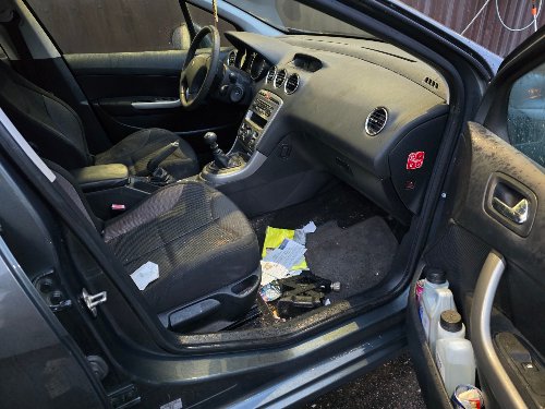 Sièges avant d'une Peugeot 308 avant nettoyage de l'habitacle