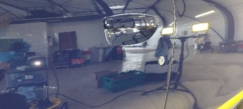 Portière et rétroviseur d'un Dacia Lodgy pendant le polissage