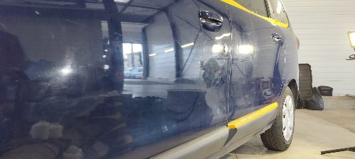 Côté d'un Dacia Lodgy : micro-rayures visibles sous l'éclairage rasant