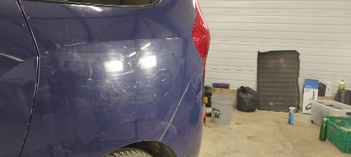 La même aile arrière avant polissage, marquée de micro-rayures et de traces de lavage