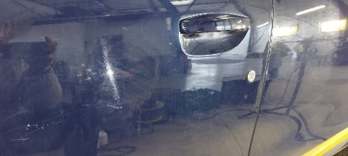 Détail d'une portière de Dacia Lodgy après polissage