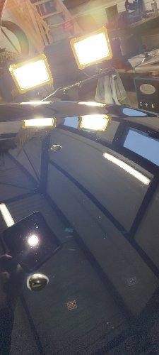 Lunette et hayon d'un Dacia Lodgy après correction, reflets nets des lampes