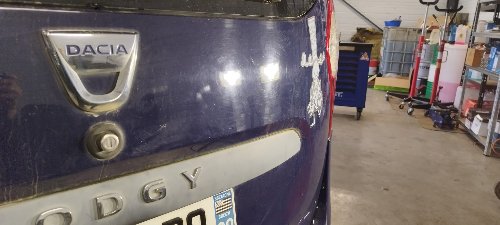 Logo Dacia sur le hayon d'un Lodgy après polissage