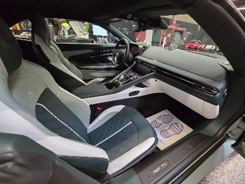 Habitacle clair d'une Aston Martin avec protections de sol pendant la préparation