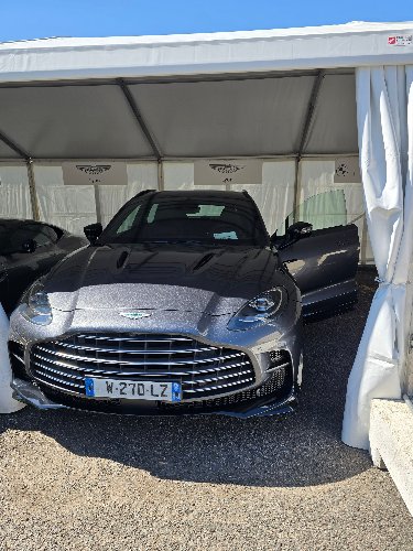 Aston Martin DBX préparée sous chapiteau lors d'un événement Aston Martin Lyon
