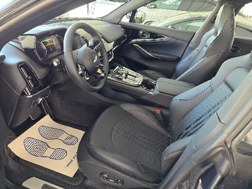Poste de conduite d'une Aston Martin, tapis de protection en place