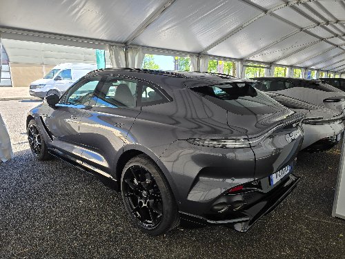 Aston Martin DBX grise vue de profil après préparation esthétique