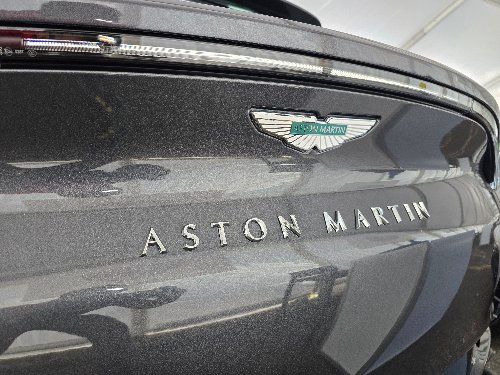 Lettrage Aston Martin sur le hayon, peinture polie sans défaut