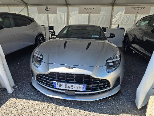 Aston Martin grise préparée, vue de face