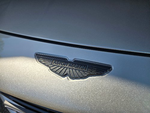 Écusson ailé Aston Martin sur une peinture métallisée grise
