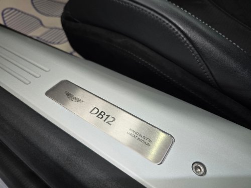 Seuil de porte DB12 nettoyé sur une Aston Martin
