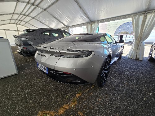 Trois-quarts arrière d'une Aston Martin DB12 argentée