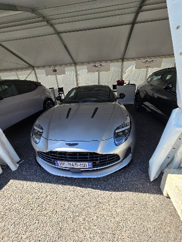 Aston Martin DB12 argentée préparée avant présentation