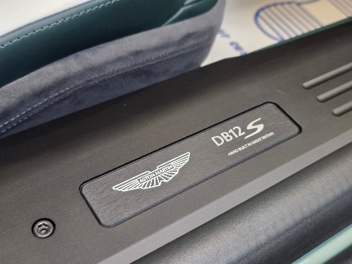 Plaque de seuil DB12 S sur une Aston Martin