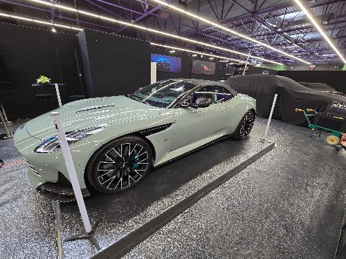 Aston Martin DB12 vert pâle exposée en showroom