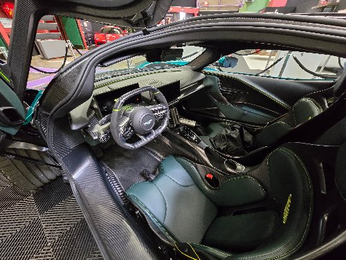 Intérieur carbone et cuir turquoise d'une Aston Martin d'exception