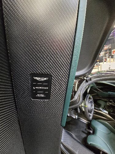 Panneau de porte en carbone d'une Aston Martin avec plaque numérotée