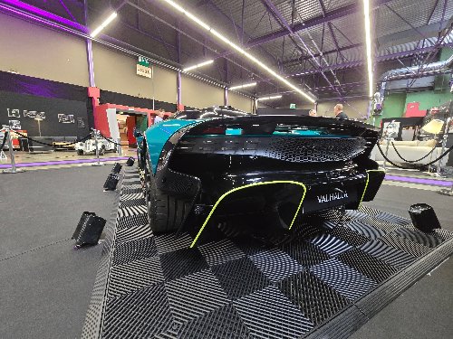 Aston Martin noire présentée sur un stand d'exposition