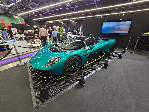 Aston Martin turquoise exposée lors d'un événement Aston Martin Lyon