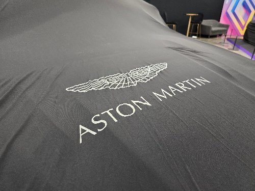 Housse de protection Aston Martin sur un véhicule préparé