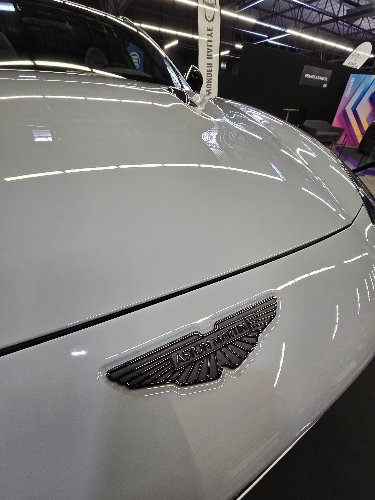 Capot et évent d'une Aston Martin DBX blanche après lustrage