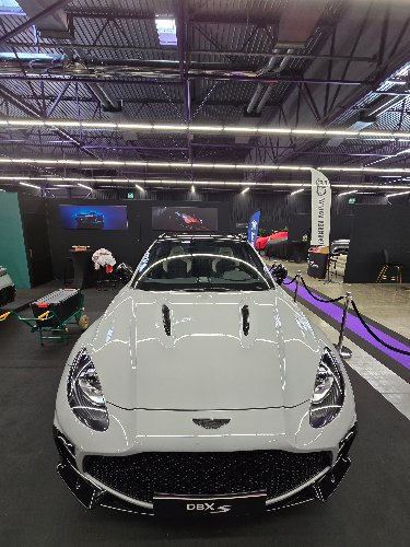 Face avant d'une Aston Martin DBX blanche prête pour l'exposition