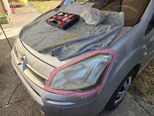 Optique avant d'un Citroën C4 Picasso terni, masqué avant rénovation