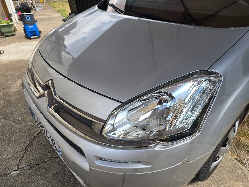 Face avant d'un Citroën C4 Picasso avec ses optiques rénovés