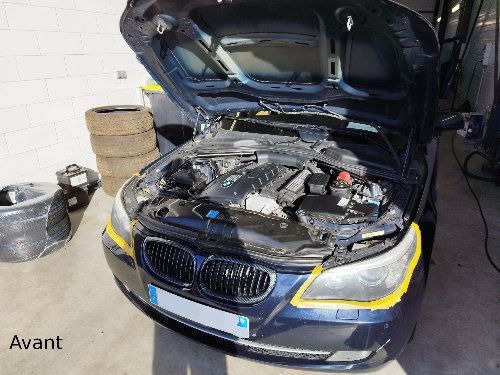 BMW Série 5 bleu nuit à l'atelier avant rénovation des optiques