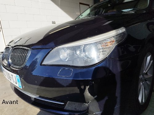 Phare avant jauni d'une BMW Série 5 avant traitement