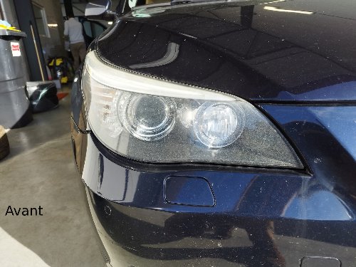 Détail d'un phare de BMW Série 5 opacifié par les UV, avant rénovation