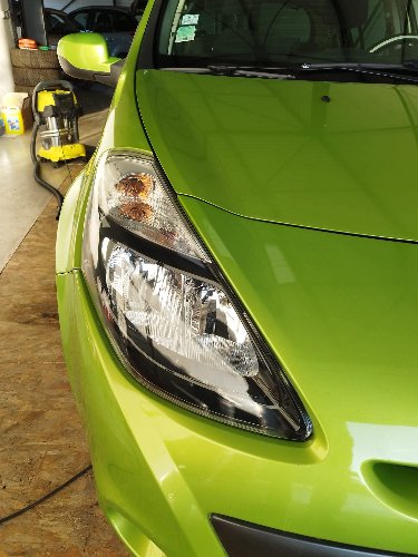Face avant d'une Citroën verte avec son optique rénové